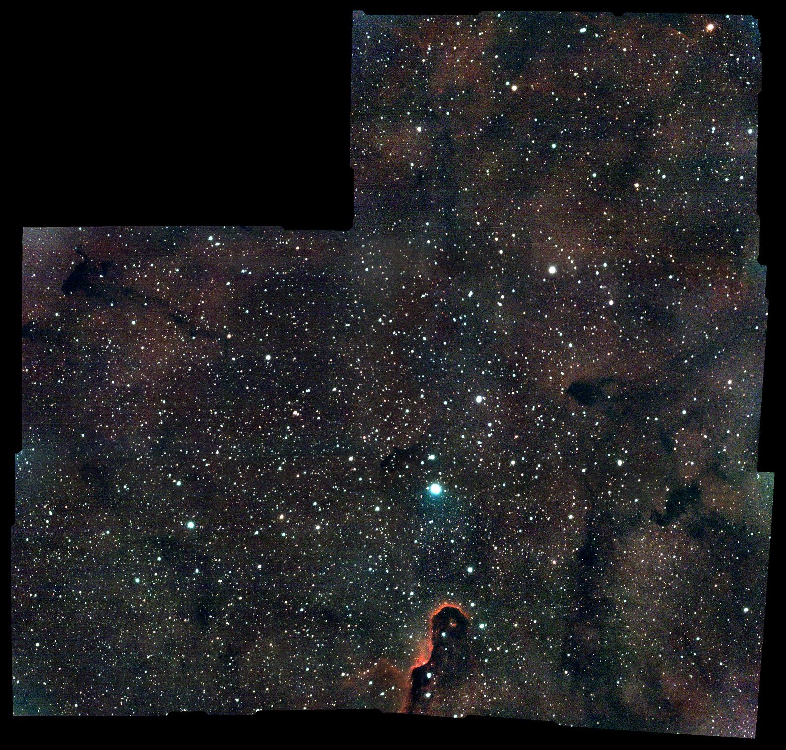 Mosaik aus fünf Feldern, oben der Elefantenrüssel, dazu dunkle Staubwolken und rötliche Nebel